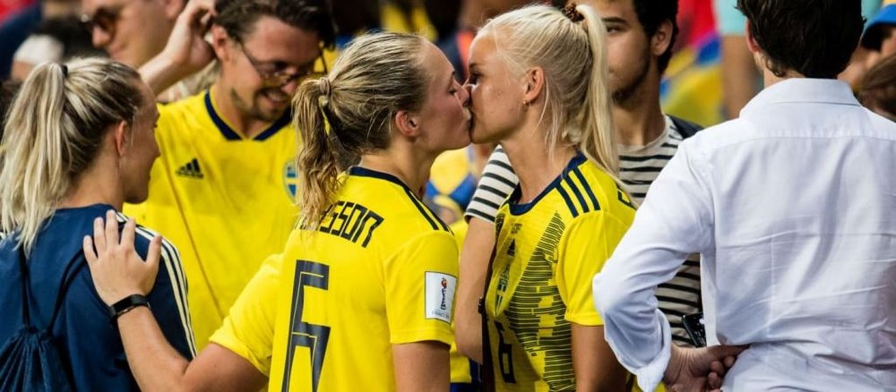 El beso de las dos jugadoras internacionales dio la vuelta al mundo. FIFA