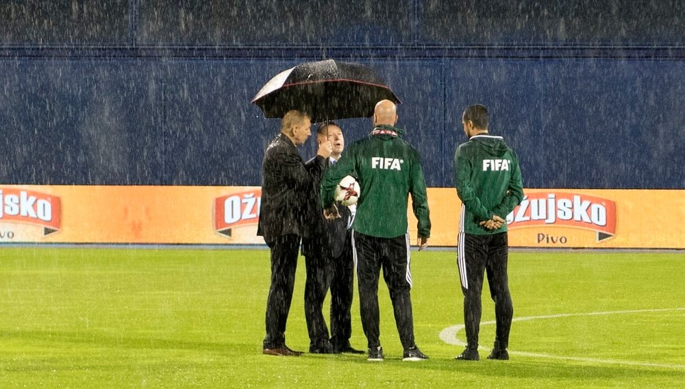 La lluvia estuvo cerca de suspender el Croacia-Kosovo. Twitter/KosovanFootball