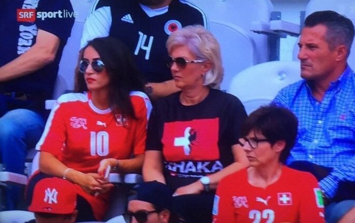 La curiosa camiseta de la madre de los hermanos Xhaka para el Albania-Suiza
