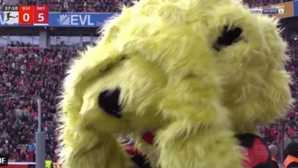 Brian, la mascota del Bayer Leverkusen, se tapaba los ojos para no ver más goles. Captura/BeINSports