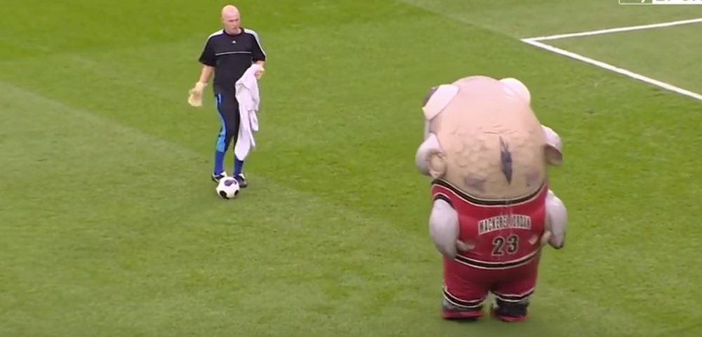 La mascota del Derby County se comió a un hombre en el terreno de juego. Youtube
