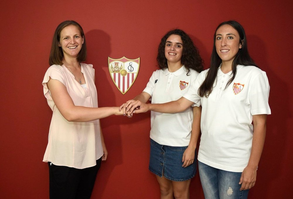 La mediapunta Méndez y la mediocentro Andrea renovaron con el Sevilla Femenino. SevillaFCFem