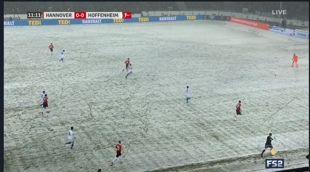 La nieve hizo acto de presencia en el Hannover 96-Hoffenheim. Twitter/FS2