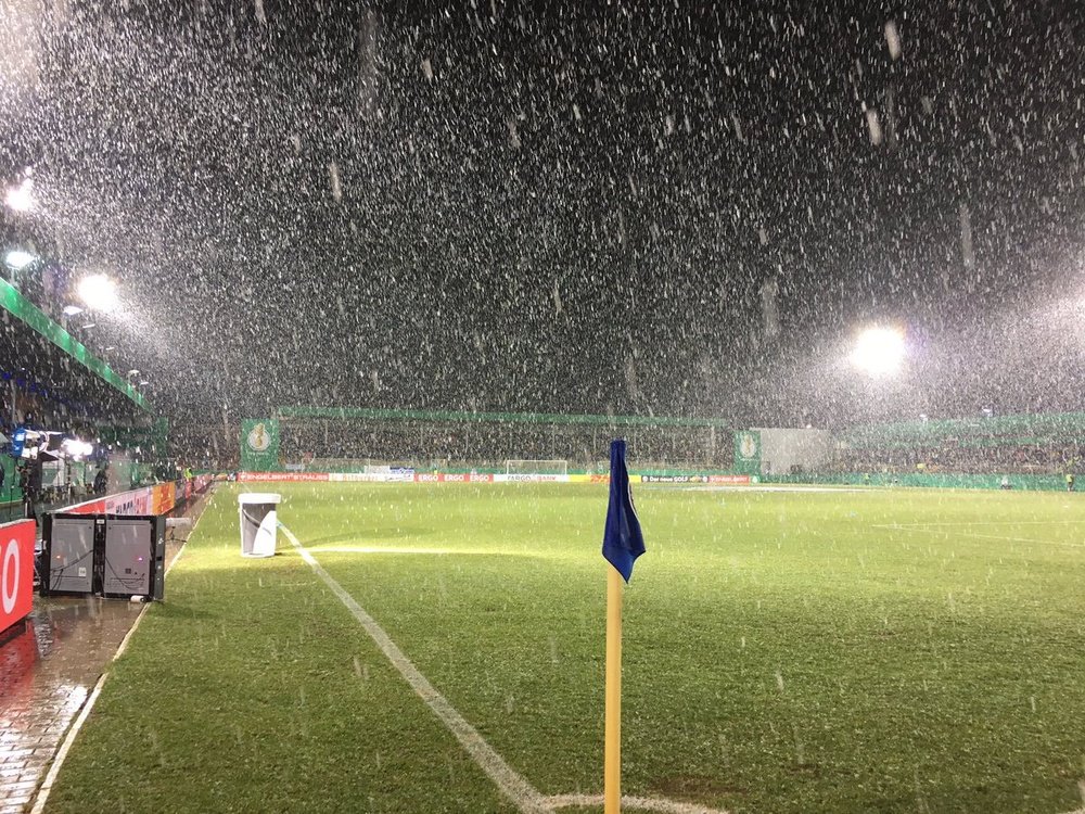 La nieve obligó a suspender el partido de Copa del Borussia Dortmund. Twitter