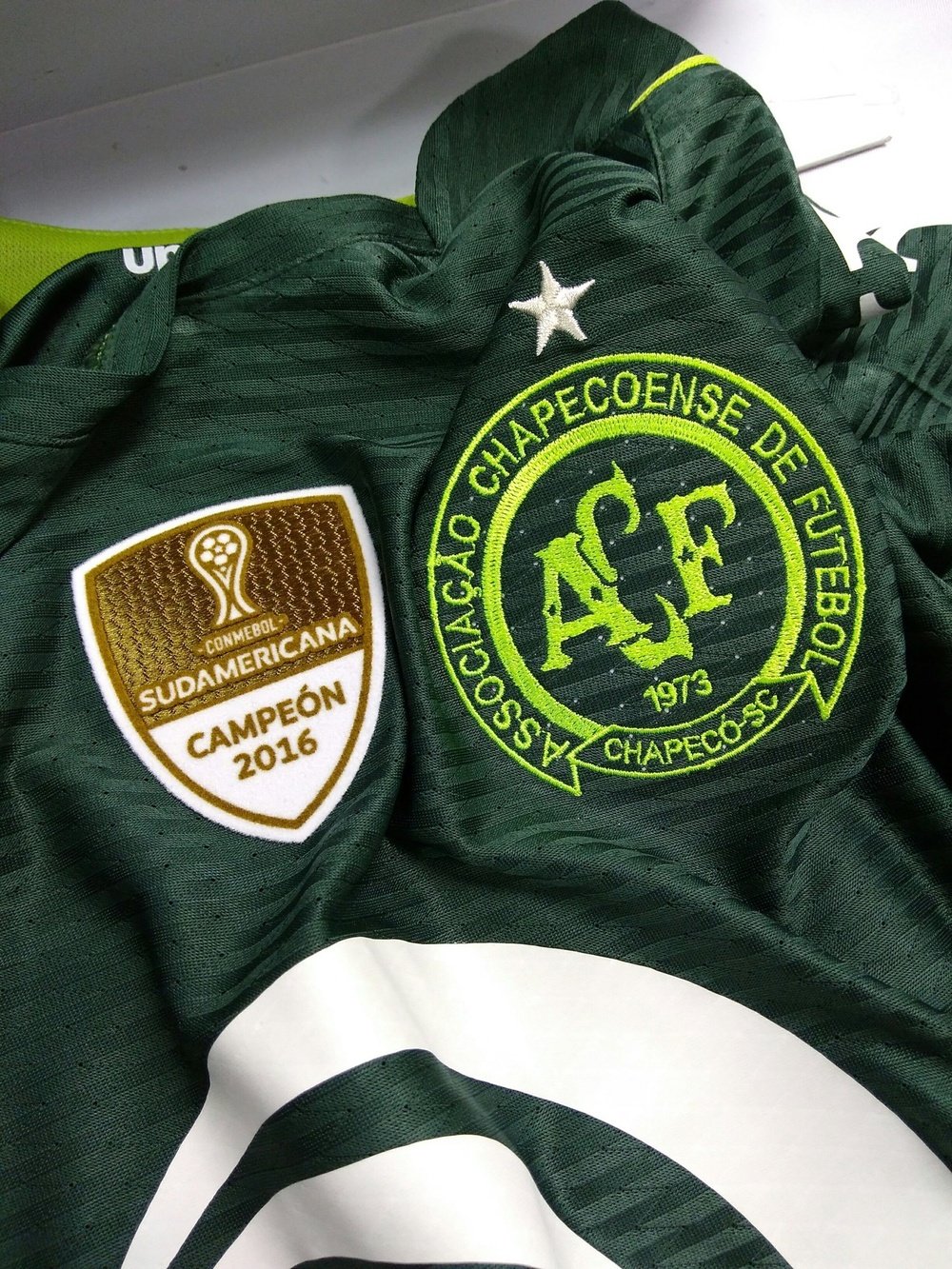 Le nouveau maillot du Chapecoense pour la Copa Libertadores. Twitter/ChapecoenseReal