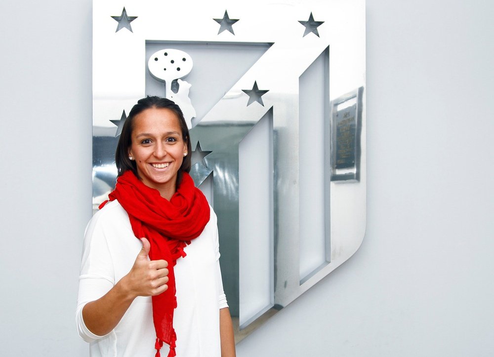 La nueva futbolista del Atleti Féminas Marta Corredera, en su presentación. ClubAtleticoDeMadrid/AlexMarin