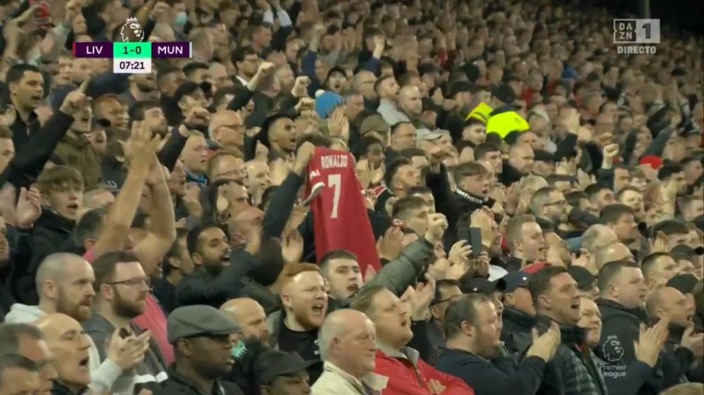 Anfield gave Cristiano a standing ovation. Screenshot/DAZN