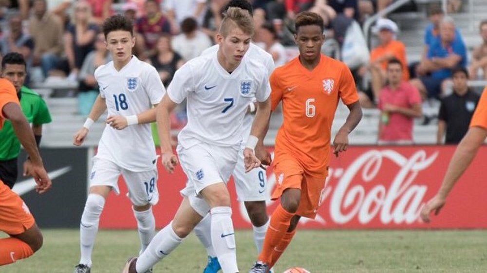 La perla del Arsenal, Smith-Rowe, en un encuentro con Inglaterra sub 16. Twitter