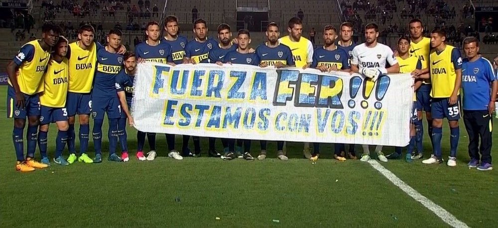 Los jugadores de Boca Juniors lucieron esta pancarta en apoyo a Gago. Twitter/BocaJuniors