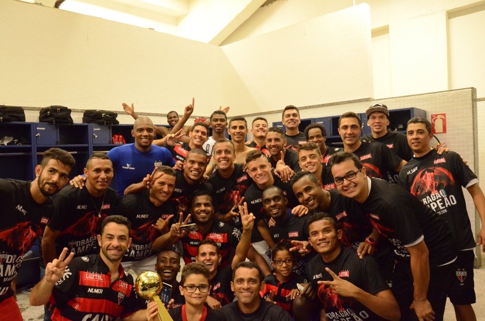 La plantilla del Atlético Goianiense celebrando el título de la Série B brasileña. ACG