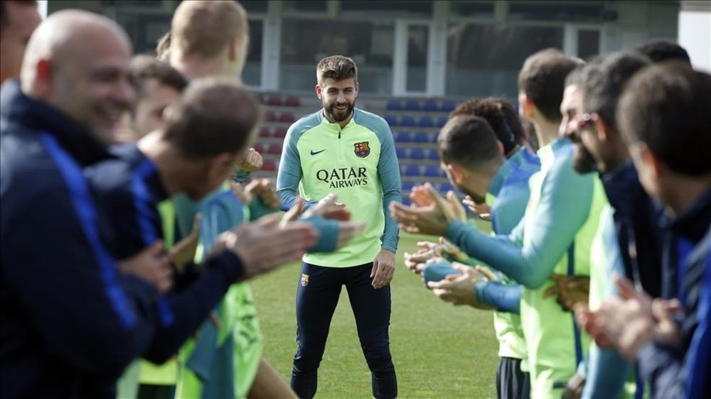 L'équipe du Barcelone célèbre l'anniversaire de Piqué. AFP