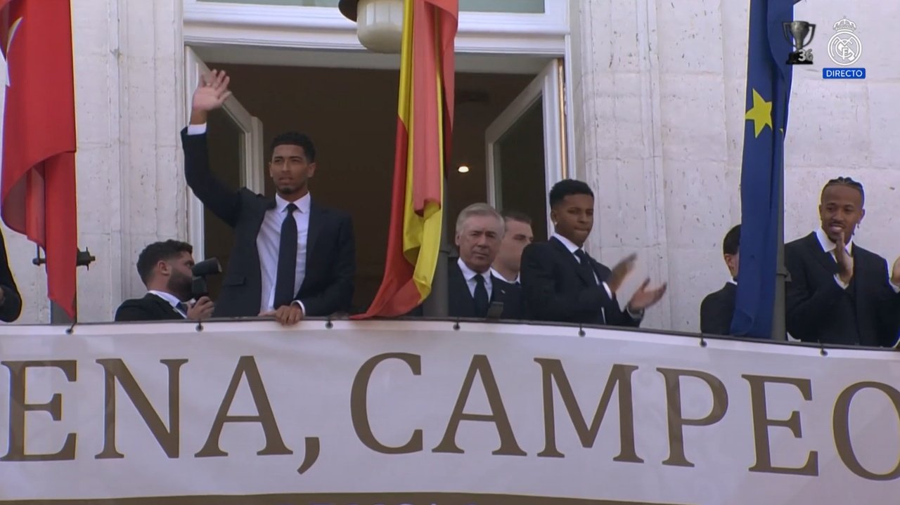 The Madrid squad, on the balcony of the Madrid Regional Government building. Screenshot/RealMadridTV
