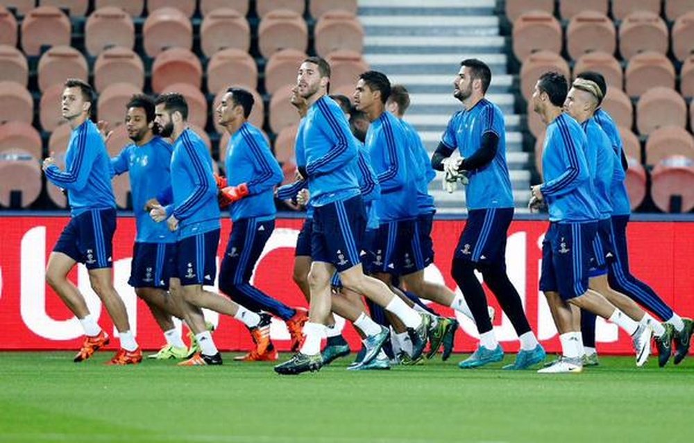 Real Madrid squad training at PSG stadium the Parque de los Príncipes. Twitter