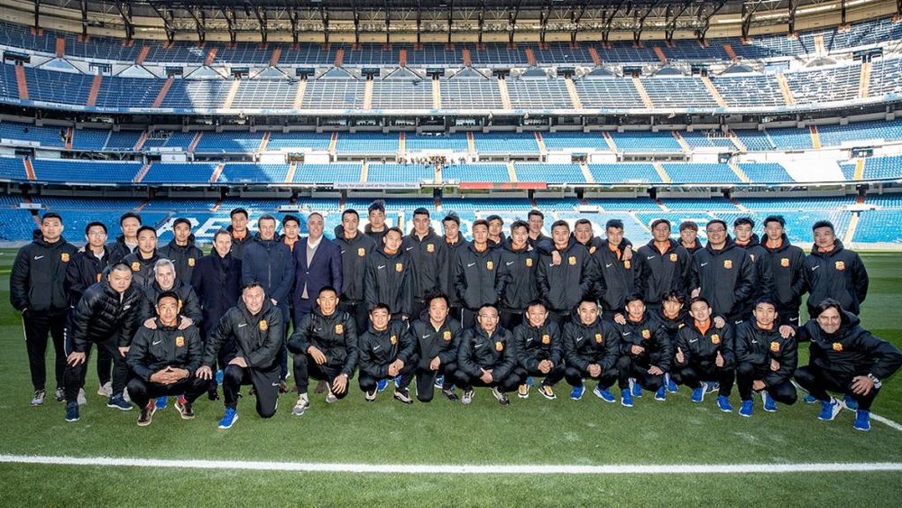 El Real Madrid recibió a jugadores y cuerpo técnico del Wuhan Zall chino. Twitter/realmadrid
