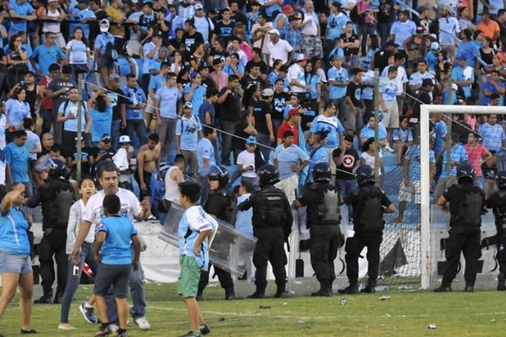 Brutal pelea en otro estadio argentino