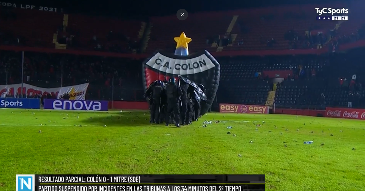El partido entre Club Atlético Colón y Club Mitre tuvo que ser aplazado a los 80 minutos con 0-1 por los disturbios en las gradas locales. Hinchas del 'Sabalero' tiraron baldosas al césped y los jugadores tuvieron que ser escoltados por la Policía.