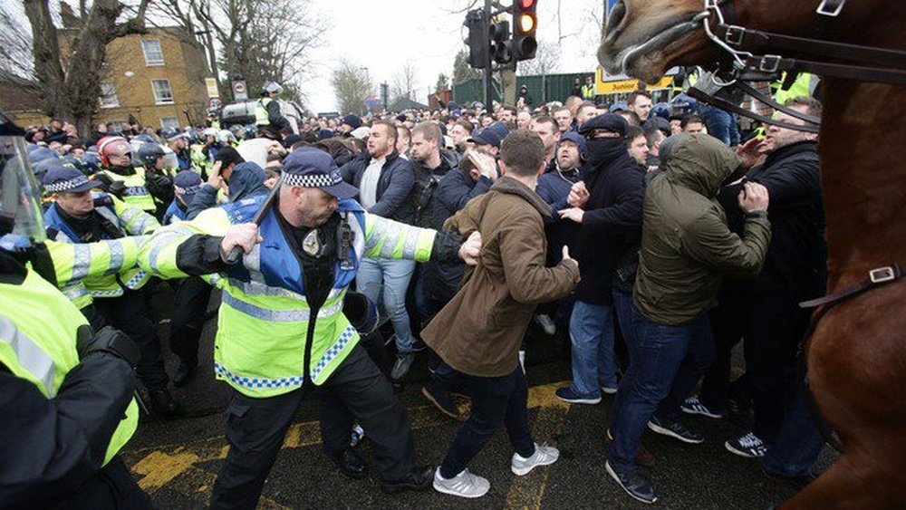 La Policía tuvo que intervenir entre los aficionados del Tottenham y del Millwall. AFP