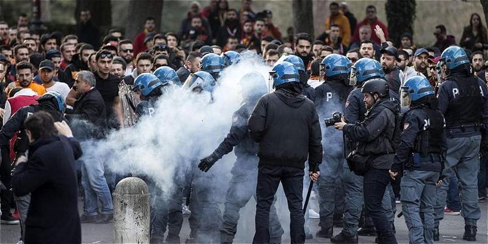 La policía mantiene a raya a los aficionados de la Lazio y el Galatasaray en las calles de Roma. Twitter