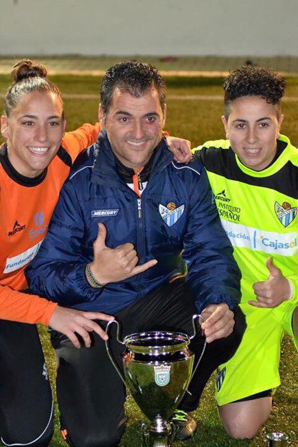 La portera del Fundación Cajasol Sporting de Huelva Sara Serrat, con su entrenador. Twitter