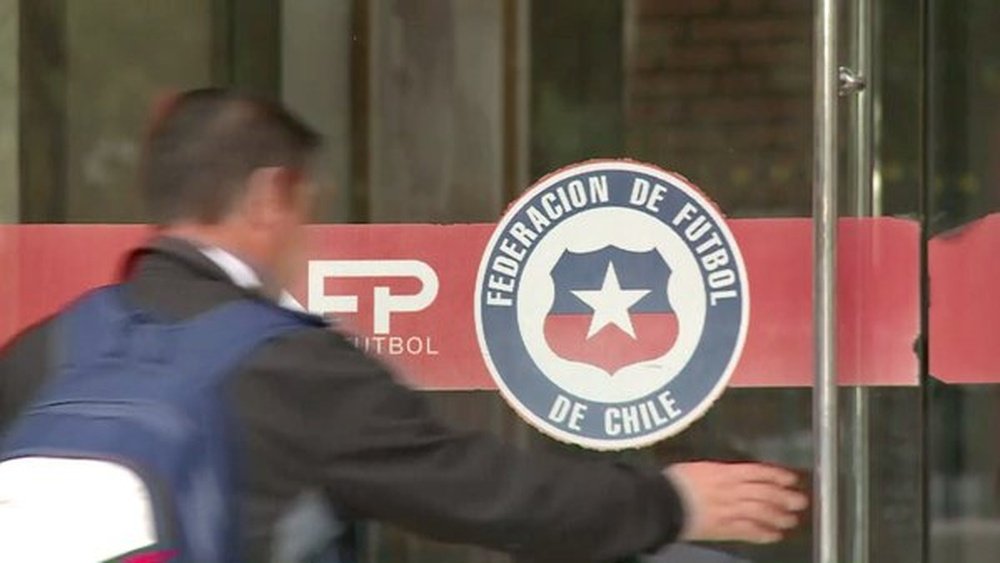 La puerta de la sede de la Federación Chilena de Fútbol. Twitter