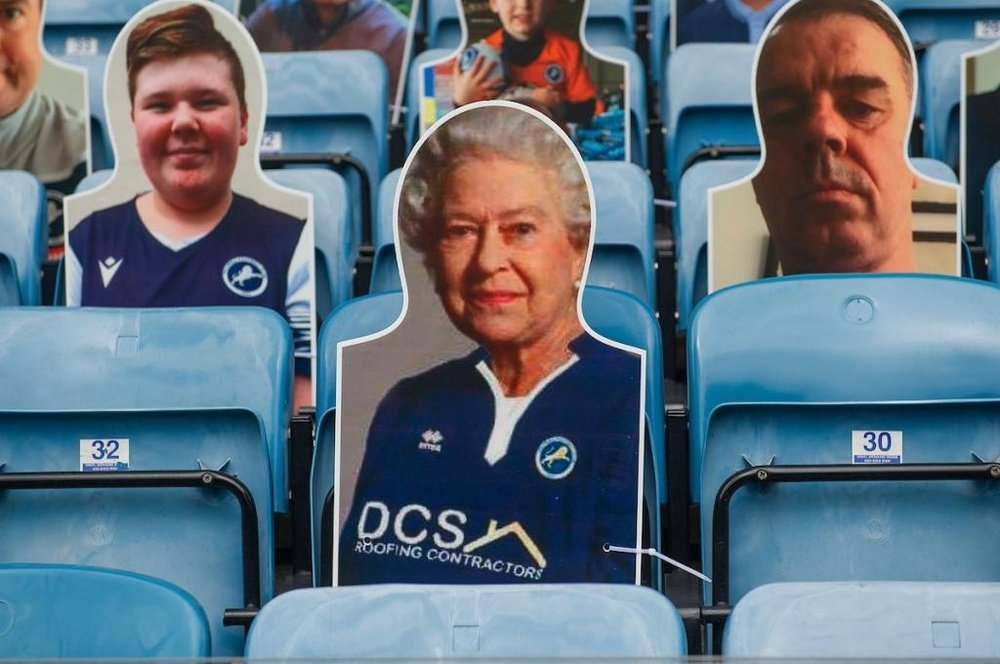 La reina Isabel apoyó al Millwall. SwansOfficial