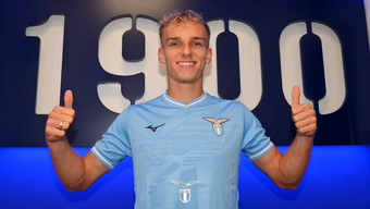 Lazio have made official the transfer of Gustav Isaksen from Danish side Midtjylland. The Dane has signed a contract with the Italian club that runs until 2028.