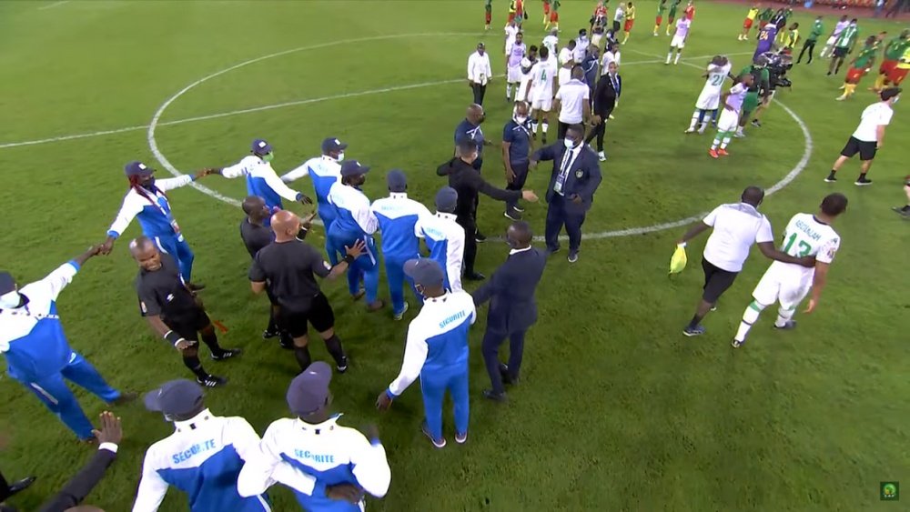La fin de match chaotique de Cameroun-Comores. Capture/CAF