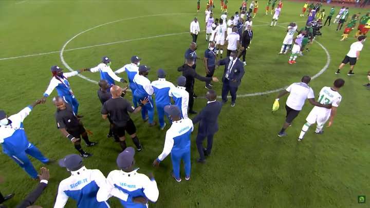 ¡El árbitro salió escoltado! Comoras, indignada por la roja y por el pitido final en un contragolpe