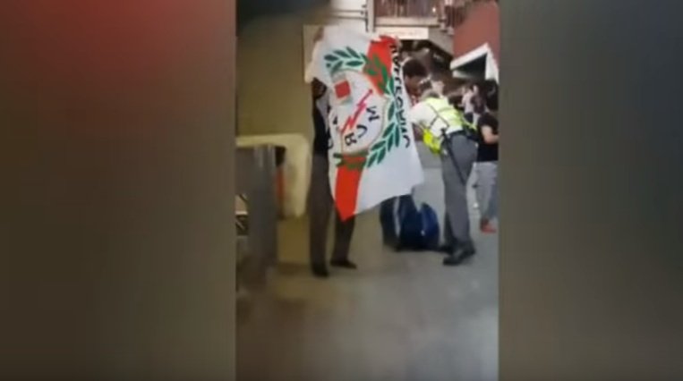La seguridad de Vallecas negó el acceso a un aficionado que portaba una bandera del Rayo. Youtube