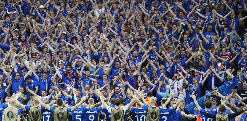 La selección de Islandia celebra la victoria con sus aficionados en Niza. Efe