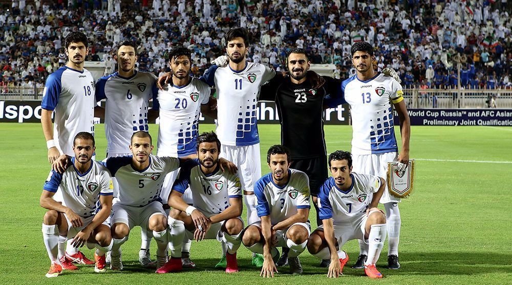 Los jugadores de la Selección de Kuwait escuchan el himno en un partido internacional. Twitter