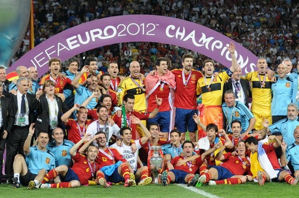 La selección española celebra el título conquistado en la Eurocopa ante Italia. Football.ua