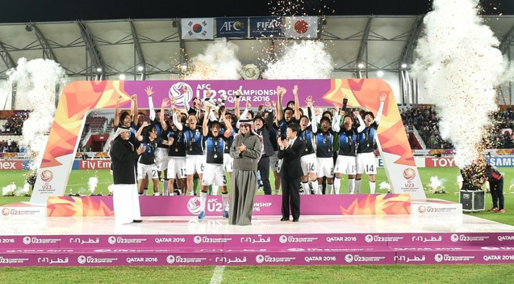 La selección sub 23 de Japón, en el momento de levantar el trofeo de Campeones de Asia de la categoría. Twitter