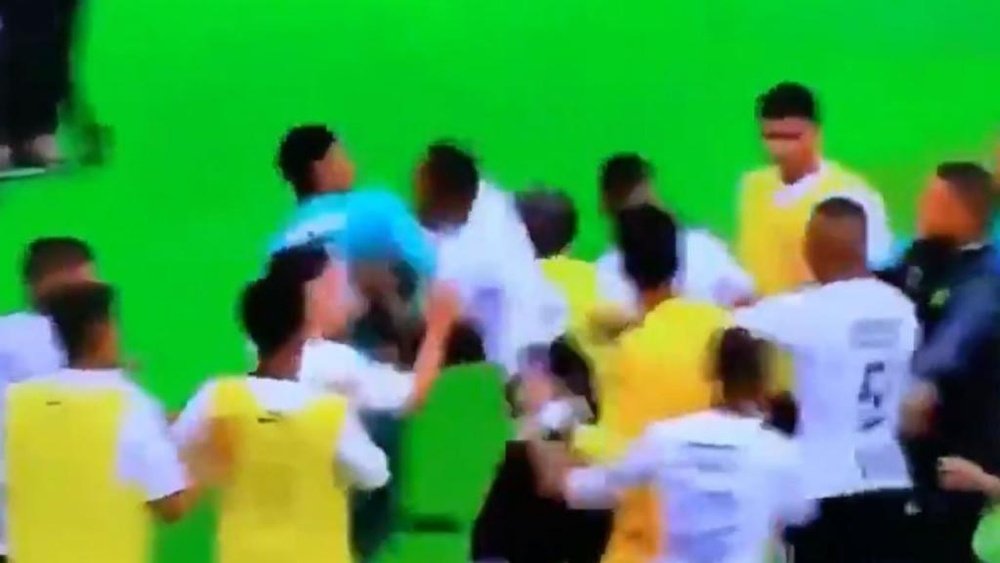 Brutal agresión al portero de Flamengo Sub 20 por parte de Corinthians. Captura/Previereaovivo