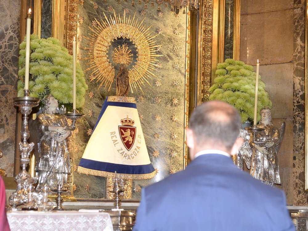 La Virgen del Pilar con el manto del Zaragoza. RealZaragoza