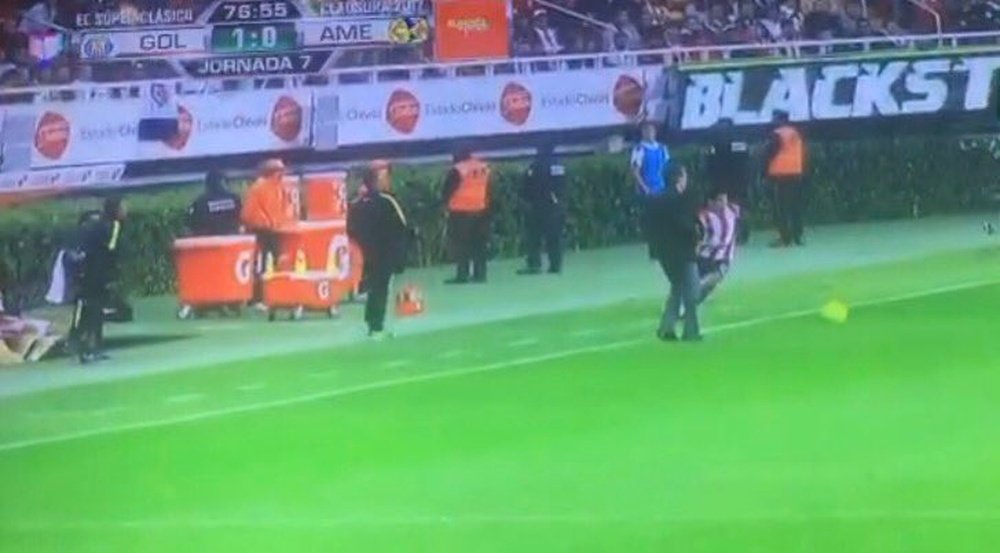 El técnico argentino protagonizó un altercado durante el transcurso del partido. Twitter