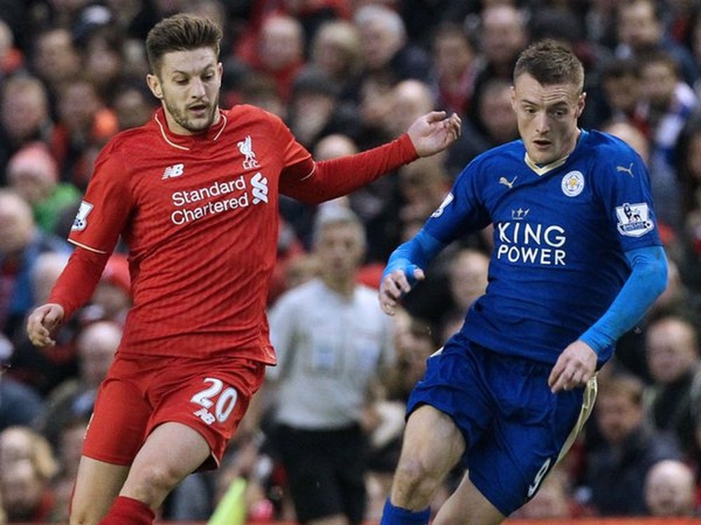Lallana y Vardy corren a por un balón durante el último Liverpool-Leicester. Twitter