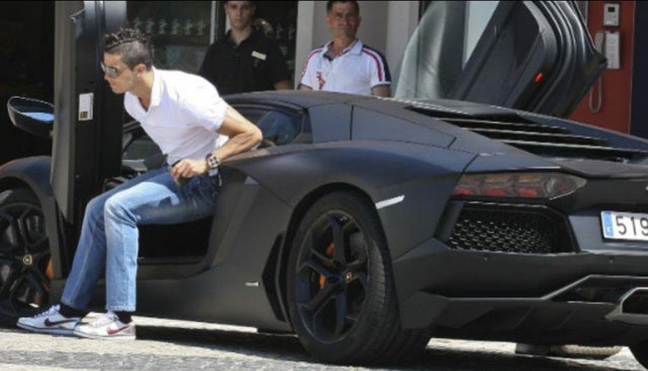 Cristiano vuelve al trabajo 'fardando' de Lamborghini