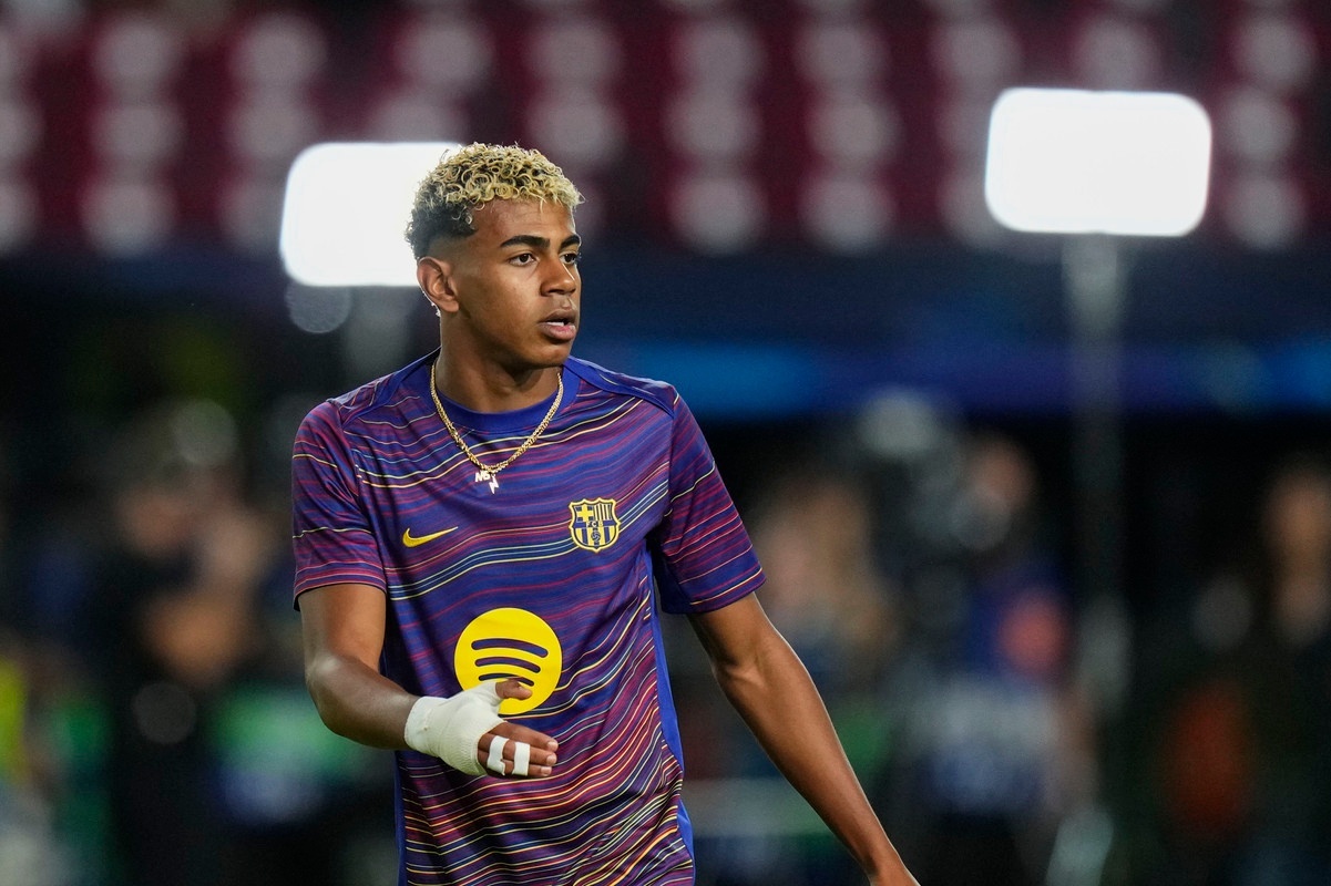 Flick e Deco em tensão antes do jogo com o PSG por atraso de Lamine Yamal