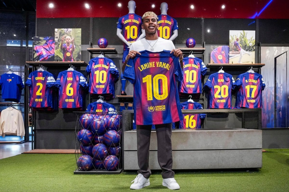 Lamine Yamal ya es el nuevo '10' del Barcelona. EFE