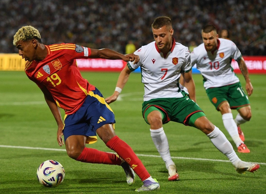 Lamine Yamal ha terminato la partita contro la Bulgaria con un fastidio. EFE
