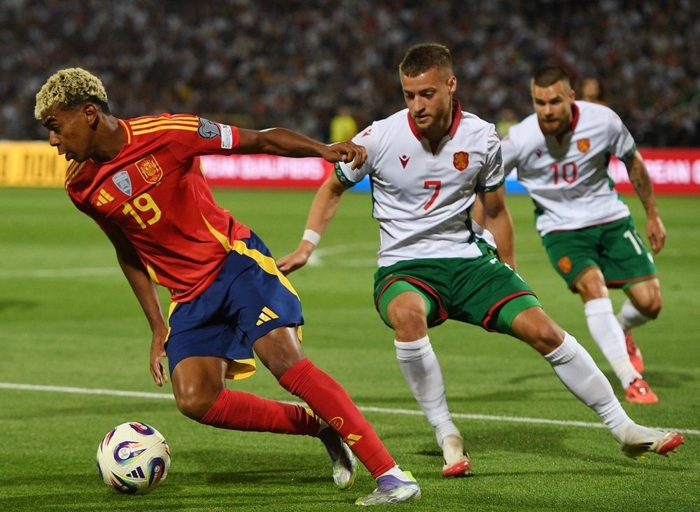 Lamine Yamal ha terminato la partita contro la Bulgaria con un fastidio. EFE