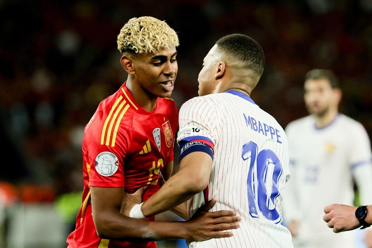 Lamine le hace un 6-0 a Mbappé en menos de un año. EFE