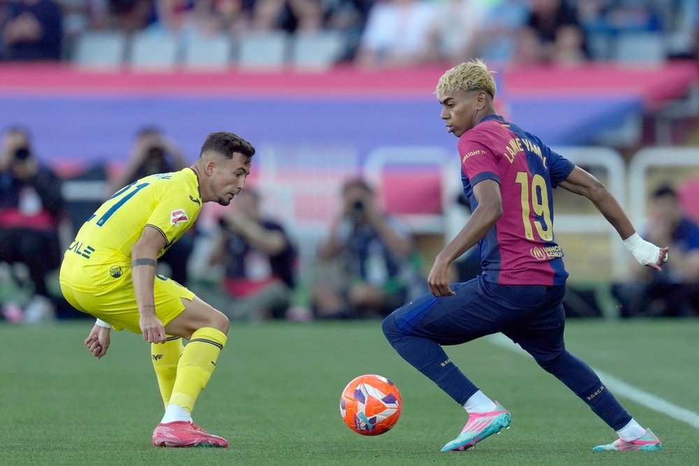 Lamine Yamal face à Yeremy Pino lors du match Barcelone-Villarreal. EFE/Enric Fontcuberta