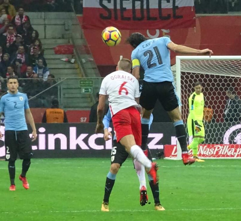 Cavani não foi capaz de fazer o que sabe melhor, gols, diante da Polônia. Twitter/Uruguay