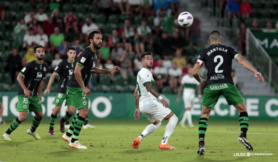 El Racing dejó al Elche con la miel en los labios