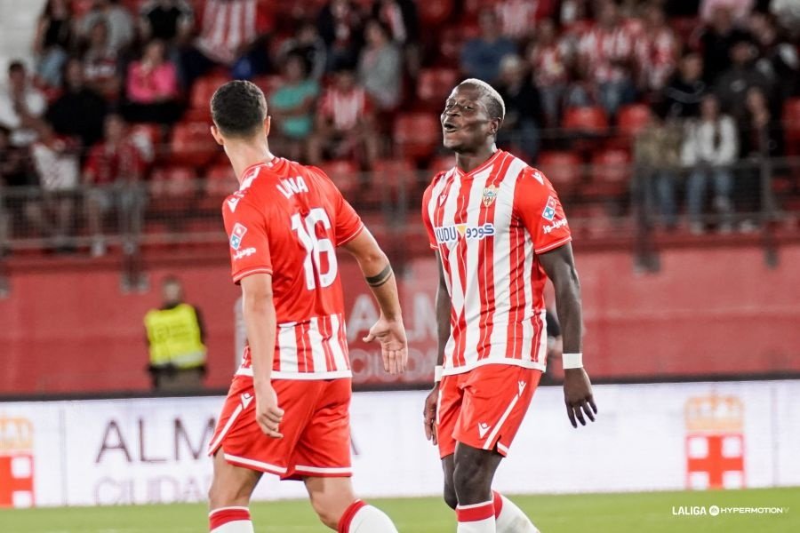 El Almería pone colista al Zaragoza