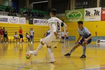 El UMA Antequera remontó un 3-0 contra el CD El Ejido Futsal para ganar finalmente por 4-5 en al titánica lucha por los primeros puestos, los de ascenso a Primera División.