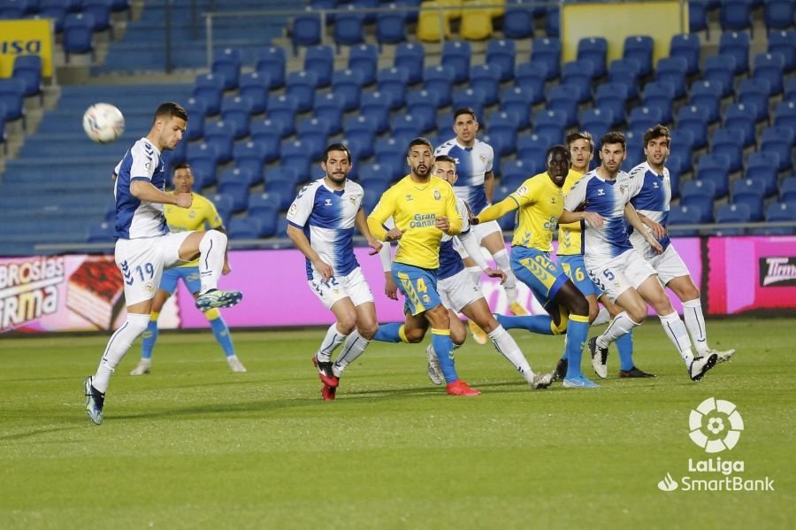 El Sabadell saca la cabeza en Las Palmas