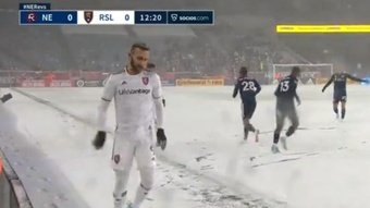 Nevó mucho y el partido se jugó igual. Captura/SportTV